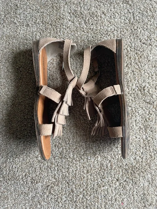 Minnetonka Women’s ' Tan Fringe Sandals Size 6 Leather Upper - Picture 6 of 8